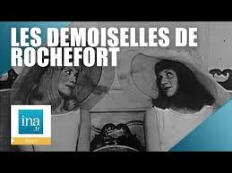 Si les grandes images sont très prisées, les petits formats ont pour qualité de garder leur apparence, sans plis. Musique Playlist Les Demoiselles De Rochefort Ont 50 Ans