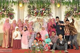 Berikut contoh foto gambar dekorasi pernikahan modern elegan minimalis lagi ngetrend terbaru sebagai inspirasi anda untuk mendesain dan mendekorasi pelaminan impian anda. Gaya Foto Wedding Di Pelaminan Foto Candid Kekinian
