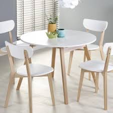 La jolie rondeur de son plateau en placage bois qui repose sur une structure travaillée en bois massif ravira les adeptes de déco scandinave.tournée vers les intérieurs. Table Scandinave Ronde Extensible 102 142cm Blanche Et Bois Storend
