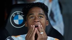 Syyttäjä: Joey Barton potkaisi vaimoaan päähän