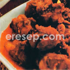 Lucky me, bee had made it easier by suggesting ayam masak merah or chicken cooked in rich creamy spicy tomato sauce. Ayam Masak Merah
