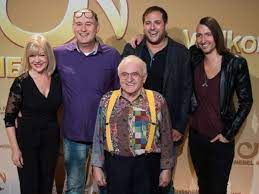 Ludwig hofmaier in der fernsehsendung bares für rares. Bares Fur Rares Handler Ludwig Lucki Hofmaier Gibt Ausstieg Bekannt Promi Tv