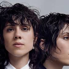 400 artistes signent une lettre ouverte de Tegan and Sara contre la  législation anti-trans au Canada