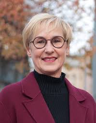 Hilary Mooney's Instagram, Twitter & Facebook