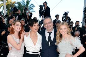 A standing ovation is a form of applause where members of a seated audience stand up while applauding after extraordinary performances of particularly high acclaim. How Does A Cannes Standing Ovation Work