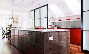 Offene Kuche Mit Theke Raumteiler Aus Glas Design Fur Zuhause Haus Deko Kuche Mit Theke