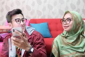 Animasi romantis ria ricis dan adit sorry klw videonya masih banyak yang kurang , semoga kalian suka. 10 Kebersamaan Ria Ricis Dan Erfandi Kdi Sudah Akrab Dengan Keluarga