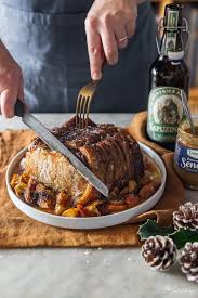 Con un coltello affilato fate delle incisioni nella carne distanti circa 10 cm l'uno dall'altro.prima di iniziare la preparazione riscaldate il forno a temperatura media. L Arrosto Di Maiale Bavarese Con Cumino E Birra Chiara Juls Kitchen