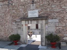 Κωνσταντινούπολη (konstantinoúpoli) (with modern inflectional ending). Kwnstantinoypolh Monh Zwodoxoy Phghs Mpaloykli