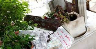 Αλικη βουγιουκλακη & δημητρησ παπαμιχαηλ τραγουδουν στην. 3exasan Oloi Thn Alikh Boygioyklakh Sto Mnhmosyno Eikones Ntrophs 20 Xronia Meta Ton 8anato Ths Briefingnews