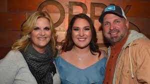 They are taylor mayne pearl(17), august anna(15) and allie colleen(13).garth is now. Garth Brooks Daughter Allie Colleen Reveals Why She Stopped Singing With Her Father