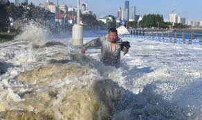 The typhoon landed in the putuo district of the city of zhoushan, a major port in the east coast province of zhejiang, at 12:30 p.m. Ul3 Csnpgh Dhm