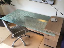 Mark Hawley S Shatter Glass Table As Always Hand Built In Tulsa S Pearl District Usa Glass Table Table Shattered Glass