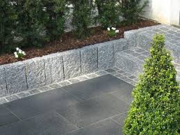 Idee Treppe Hellgrauer Granit Randstein Als Beeteinfassung Garten Beeteinfassung Randsteine