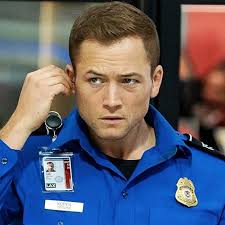 Película: Carry-on Director: Jaume Collet-Serra País: Estados Unidos Año:  2024 Duración: 1 h 55 min Género: Thriller ¿Dónde verla? Netflix ¿Qué vas a  ver? El día de Nochebuena, un pasajero misterioso chantajea