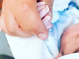 Il bambino è nato proprio mentre andava in onda il suo programma dedicato al mondo delle mamme. Cv94jsl7fv E9m
