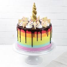 Eine Regenbogenfarbene Einhorn Torte Mit Schokolade Und Mit Einem Langen Grossen Goldenen Horn Und Eine W Regenbogen Kuchen Kuchen Ideen Geburtstagskuchen Ideen