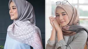 Jilbab syar'i model jilbab syar'i memiliki ukuran yang lebih besar dan panjang jika dibandingkan dengan jenis kerudung yang lainnya. Cocok Dipakai Saat Bulan Ramadan Berikut Tutorial Memakai Gaya Jilbab Segi Empat Ternyata Mudah Tribun Medan
