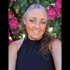 Lindsay Hambly's Instagram, Twitter & Facebook