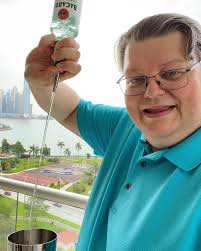 I feel like making Daiquiris, and when you feel like making Daiquiris, you  should make Daiquiris. 😁 BACARDÍ DAIQUIRÍ 60 ml BACARDÍ Carta Blanca 25 ml  fresh lime juice 2 Tsp (heaped)