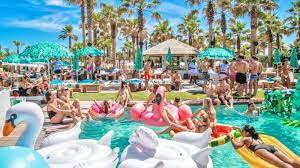 The best beaches for families can be found at plage de la bouillabaisse, plage des graniers and plage des jumeaux, which also offer beachside playgrounds. Die Besten Strande Der Franzosischen Riviera Iconic Riviera