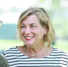 Ice artists create metal sculptures in Greenwich park