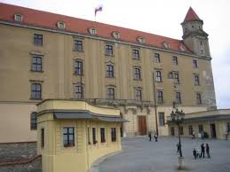 Über die jahrhunderte wurde die burg von ungarischen und österreichischen herrschern bewohnt, bis sie im 19. Bratislava Slowakei Innenstadt Picture Of Bratislava Bratislava Region Tripadvisor