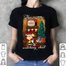 On vous offre les derniers styles, les créations à la mode, à des prix à ne pas rater! Charlie Brown Snoopy This Is My Hallmark Christmas Movie Watching Shirt Hoodie Sweater Longsleeve T Shirt