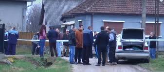 După ce poliţia le căutase peste tot şi nu mai rămânea nicio urmă şi nicio speranţă că ar putea fi găsite, în curte au descoperit o groapă plină cu apă (să fi fost apă de ploaie, adunată în ajun?), acoperită cu o tablă. Triplul Asasinat De La Apa Principalul Suspect CÄutat Peste Tot Gazeta De Nord Vest