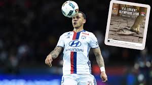 What kind of football player is memphis depay? Lyon Star Depay Blamiert Sich Auf Twitter Sportbuzzer De