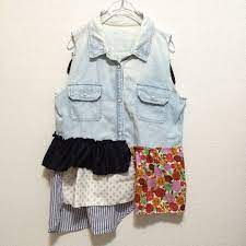 デニムシャツの袖と裾をカットし さまざまな柄の生地をフリル状にして繋げました 袖周りはロックミシンでかがってます バックにもフリルが付いたかわいいデザインです 古着リメイク 古着女子 リメイクシャツ ノースリーブブラウス デニムシ womens shorts