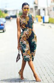 Bustier en soie sur le devant, recouvert de dentelle, sur les épaules. 1001 Idees Pour Des Pieces De Mode Africaine Des Allures Au Gout Europeen