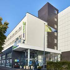 This hamburg hotel offers an indoor swimming pool, a fitness center and rooms with lovely views. Holiday Inn Express Hamburg City Centre Deutschland Bei Hrs Gunstig Buchen