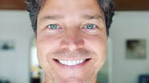 Foto: Por onde anda Erik Marmo? Aos 47 anos, ele mora nos Estados Unidos  com a família. Além de ator, ele foi entregador de flores.