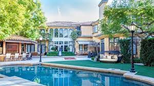 Charlie's illustrations are simple, clever, intelligent and beautiful. Charlie Sheen Vermietet Seine Villa In Beverly Hills Gq Germany