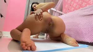 Hermosa latina con todo el culo abierto saliendo mierda - ThisVid.com