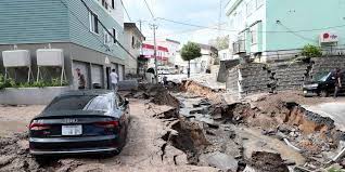 Depuis, des scientifiques du monde entier se penchent sur ce phénomène naturel, l'un plus dévastateur de l'histoire du japon moderne. Video Seisme Au Japon Un Nouveau Bilan Fait Etat De 18 Morts Les Operations De Secours