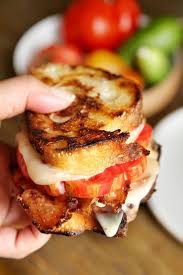 Das Ultimative Rezept Zum Wochentlichen Abendessen Leckeres Essen Das Ultimative Rezept Zu In 2020 Grilled Cheese With Tomato Bacon Recipes Grilled Cheese Recipes
