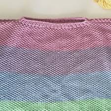 Das muster sieht natürlich auf kinderkleidung besonders süß aus, lässt sich aber auch für einen damenpullover gut umsetzen. Kostenlose Anleitung So Strickst Du Einen Regenbogenpullover Felicity Diy Blog