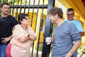 De traje y con tapabocas, el gobernador se situó en una de las ramblas de la ciudad, como si fuera un platense más del barrio, en una tarde de sol. Axel Kicillof En Twitter En Ramallo Con El Intendente Mauropoletti9 Fuimos A Conocer A Nancy Y Su Pyme De Panificados Pal Mate Recorriendobuenosaires Https T Co 5qlacwhrrq