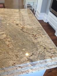 Granit Arbeitsplatte In Neutralen Farben Mit Dramatischen Aderungen Granite Countertops Colors Light Granite Countertops Kitchen Countertops Granite Colors