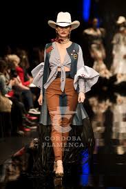 Desfile de josé raposo «carmela» es una colección inspirada en la abuela del diseñador y sus orígenes, en la vida marinera.en ella se conjuga una mezcla de moda flamenca y actual. Simof 2018 Jose Raposo Moda Flamenca