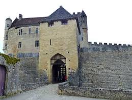 Château de beynac, 1944'ten beri fransız kültür bakanlığı tarafından bir anıt tarihçi olarak les couloirs du temps: Chateau Entree Chateaux Chateau De Beynac Beynac Et Cazenac Perigord Dordogne Routard Com