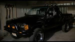Il s'agit d'une réplique de l'autre star automobile du film culte, customisé par un passionné, partie pour 58 000 dollars lors d'une vente aux enchères en ligne. Toyota Pickup Used By Marty Mcfly Michael J Fox In Back To The Future Spotern
