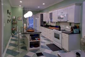 kitchen island has cooktop or sink