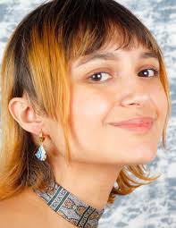 Aros de pez Yoiko Azulina con acabado baño de oro 18 K