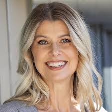 Leslie Bruns's Instagram, Twitter & Facebook