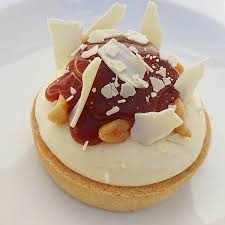 Tartelette Chocolat Blanc Cacahuetes Et Caramel Sale Menubistronomique Caramel Chocolatblanc Chocolat Cacahuete Nut Gourmet Desserts Desserts Gourmet