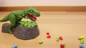 Dinosauri per giocarei dinosauri giochi possono far paura agli adulti, ma sono adorati da moltissimi bambini. Dino Attack Il Gioco In Scatola Del Dinosauro Che Ti Attacca Youtube