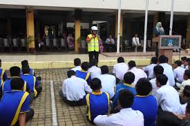 Sekolah menengah kebangsaan (smk) pengkalan chepa 2 ditutup selama 3 hari bermula dari tarikh 14 april lalu kerana lebih 50 orang pelajar termasuk 8 guru telah mengalami histeria yang agak teruk. Unit Keselamatan Jalan Raya Kelantan On Twitter Taklimat Kjr Demo Pemakaian Topi Keledar Vest Keselamatan Demo Helmet Crasher Oleh Puan Hanazaine Hanafi Unit Pelaksanaan Program Di Smk Pengkalan Chepa 2 13 Mac